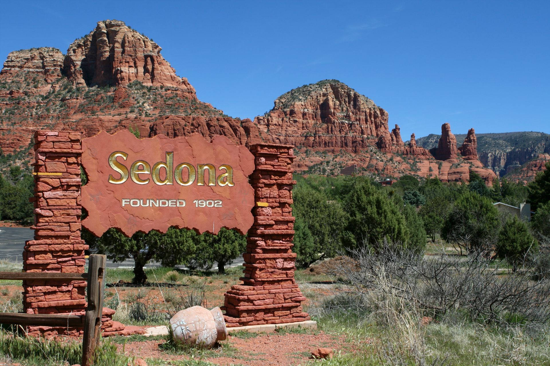 Things to do in Sedona for couples including guided hike Sedona, couples massage Sedona, spa massage Sedona at Gateway Cottage Wellness Center